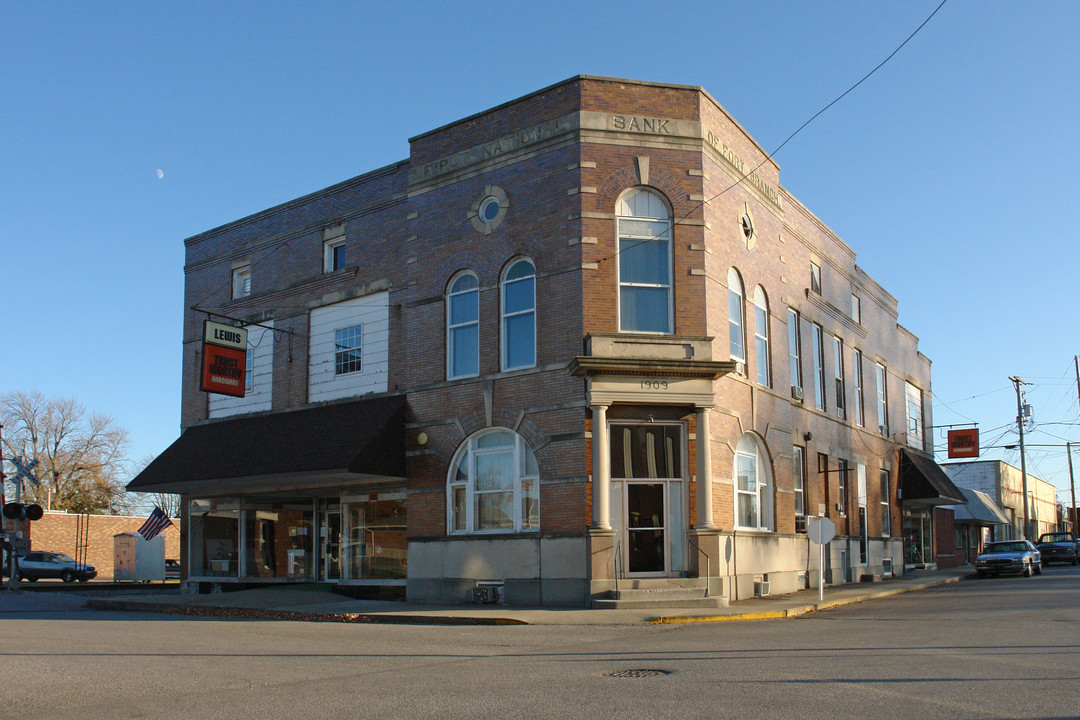 100 McCreary St in Fort Branch, IN - Building Photo