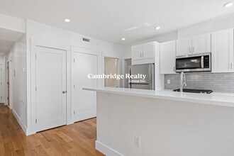 309 Columbia St, Unit 1 in Cambridge, MA - Foto de edificio - Building Photo