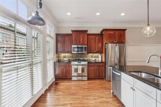 805 Highland Green Way NE in Atlanta, GA - Building Photo - Building Photo