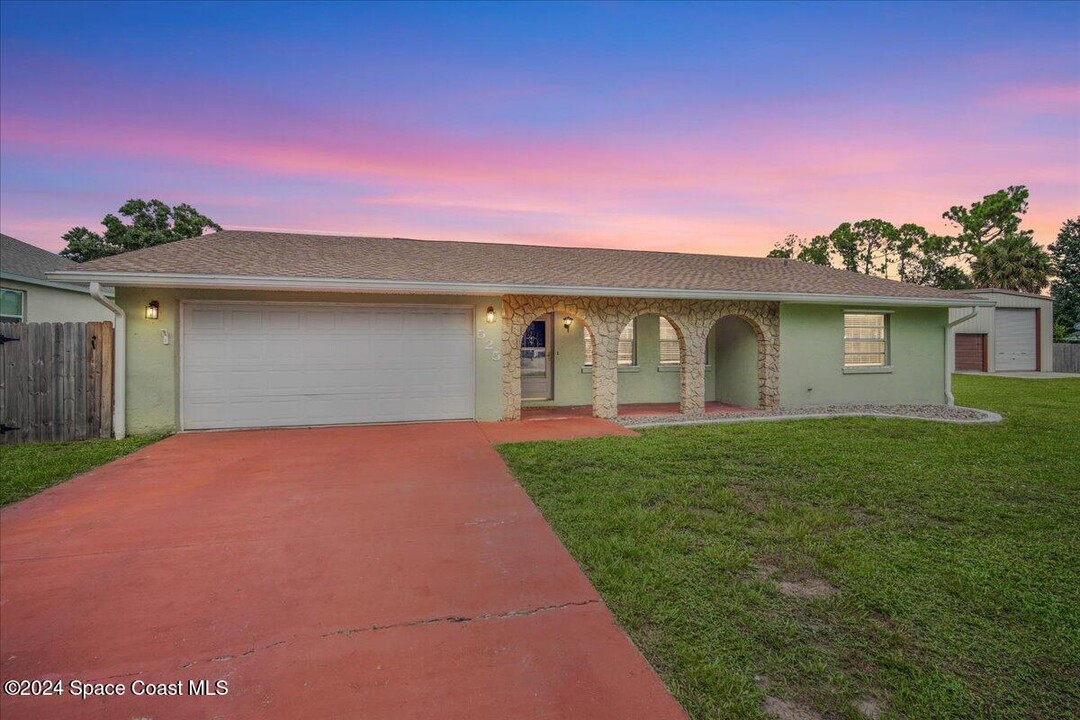 525 Escarole St SE in Palm Bay, FL - Building Photo