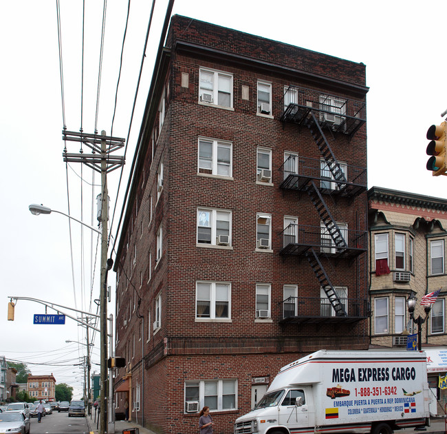 1220 Summit Ave in Union City, NJ - Building Photo - Building Photo