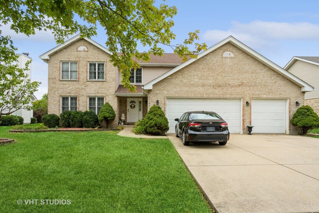 2623 Sweetbroom Rd in Naperville, IL - Foto de edificio