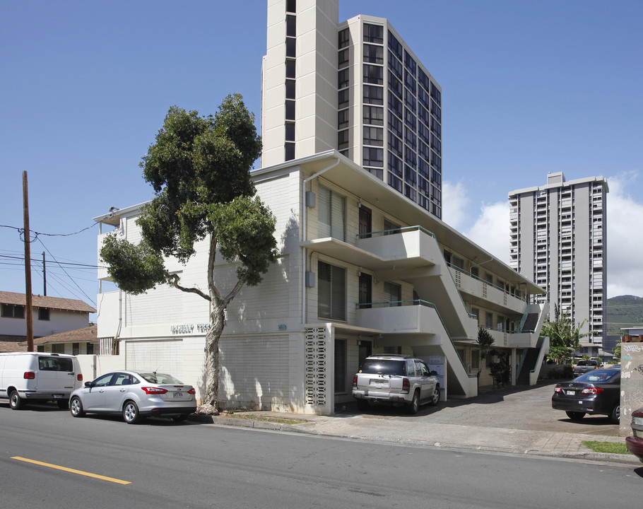 McCully Terrace in Honolulu, HI - Building Photo