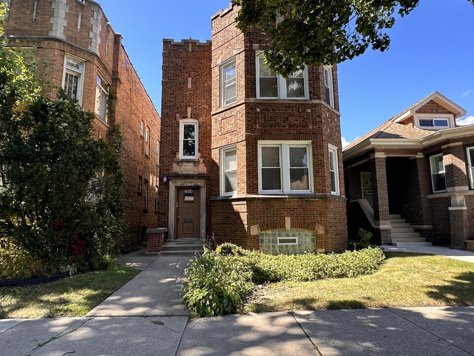 7944 S Clyde Ave in Chicago, IL - Building Photo