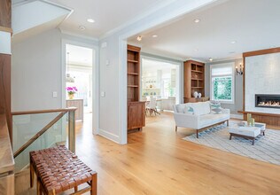 118 Burnett St in Southampton, NY - Building Photo - Building Photo