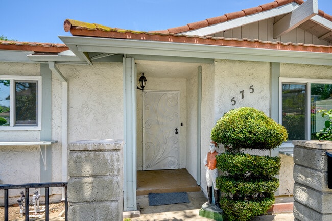 575 Winona Way in Pasadena, CA - Foto de edificio - Building Photo