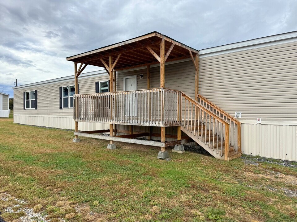 580 Flatwoods Way in Newport, TN - Building Photo