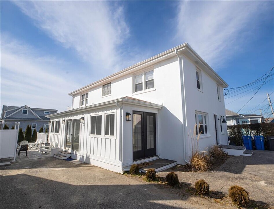 21-21 Crest St in Middletown, RI - Building Photo