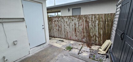 125 NW 4th Ave in Hallandale Beach, FL - Foto de edificio - Building Photo