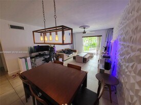 6711 N Kendall Dr in Miami, FL - Building Photo