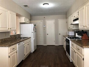 1004 Crestwood Dr in Bryan, TX - Foto de edificio - Building Photo