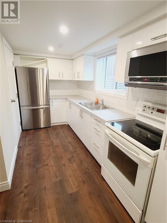 25 Strathmere Pl in Guelph, ON - Building Photo