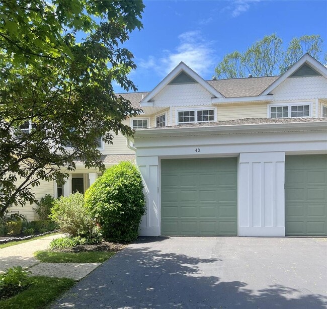 40 Commodore Cir in Port Jefferson Station, NY - Building Photo - Building Photo
