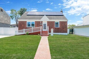 722 N Ascan St in Elmont, NY - Building Photo