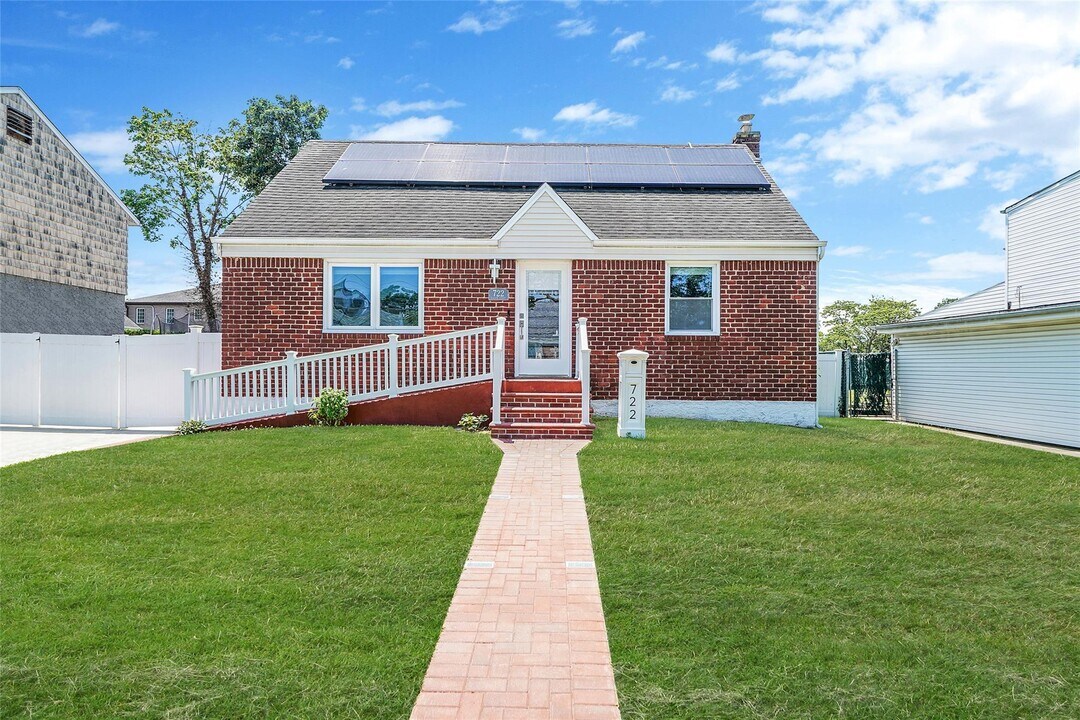 722 N Ascan St in Elmont, NY - Building Photo