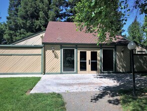 100 Del Verde Cir in Sacramento, CA - Foto de edificio - Building Photo