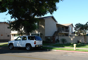 Tradewinds Apartments in Anaheim, CA - Building Photo