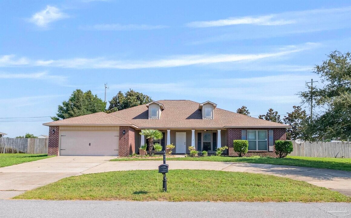 1831 Thunderbolt St in Navarre, FL - Building Photo