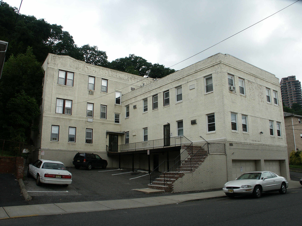 280 Undercliff Ave in Edgewater, NJ - Building Photo