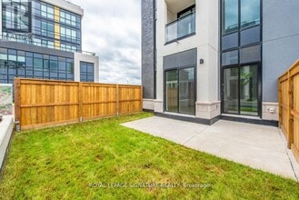 3010 Trailside Dr in Oakville, ON - Building Photo - Building Photo