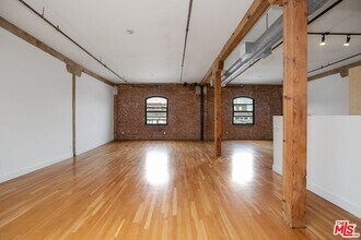 215 S Santa Fe Ave in Los Angeles, CA - Building Photo - Building Photo
