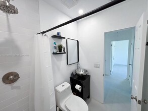 601 De Leon Dr in Miami Springs, FL - Foto de edificio - Building Photo