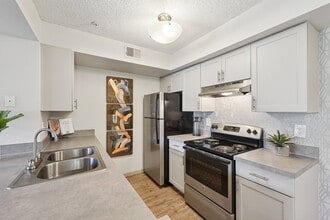 Alvista Sterling Palms in Brandon, FL - Building Photo - Building Photo