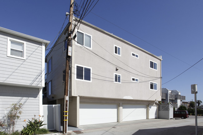 1627 Ocean Front St in San Diego, CA - Foto de edificio - Building Photo