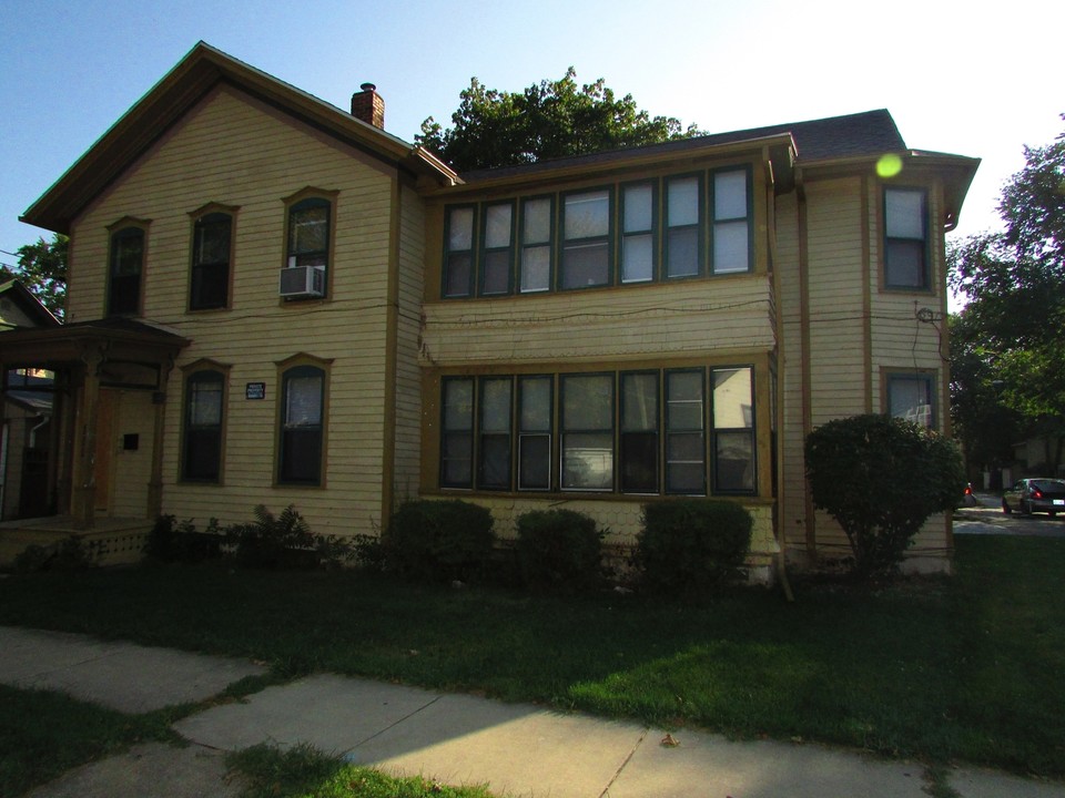 111 Blackhawk Ave in Aurora, IL - Foto de edificio