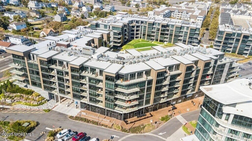 30 Melrose Terrace, Unit 221 in Long Branch, NJ - Foto de edificio