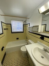 8 Menotomy Rd, Unit 4 in Arlington, MA - Foto de edificio - Building Photo