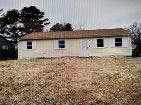 3613 Creekwood Dr in Hopewell, VA - Building Photo