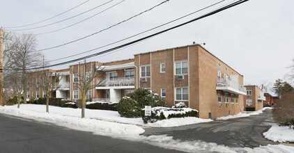 Hampshire House in Cedarhurst, NY - Building Photo - Building Photo