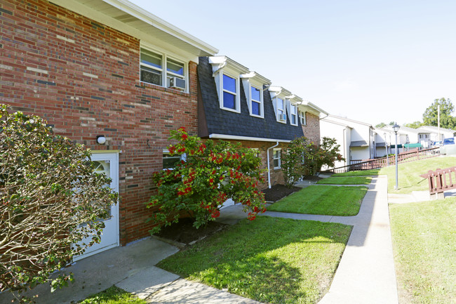 Briarcliff Manor Apartments and Townhomes in Wheeling, WV - Building Photo - Building Photo