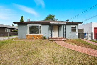 3841 Locust St in Riverside, CA - Foto de edificio - Building Photo