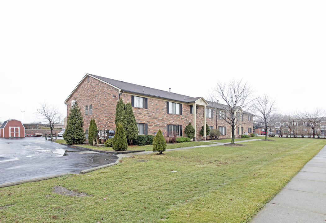 2000 Fresard Cir in St. Clair Shores, MI - Foto de edificio