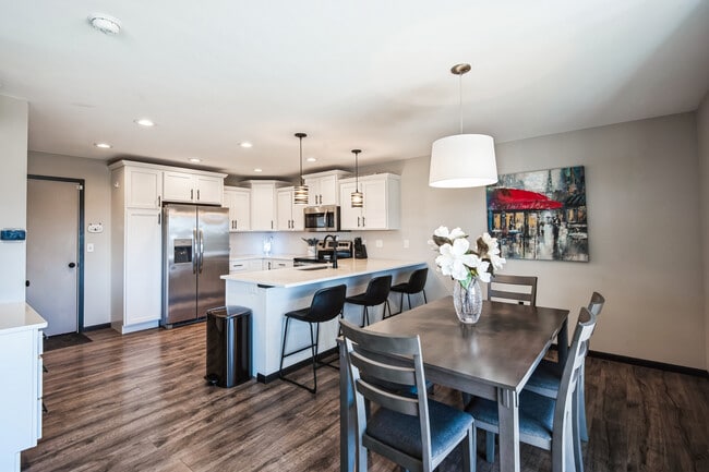 402 Dawson Dr in West Branch, IA - Building Photo - Building Photo