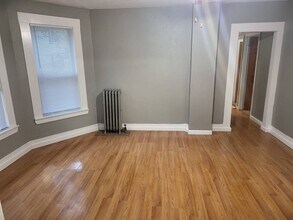 13 Snell St, Unit 13 Snell St Apt 1 in Brockton, MA - Foto de edificio - Building Photo