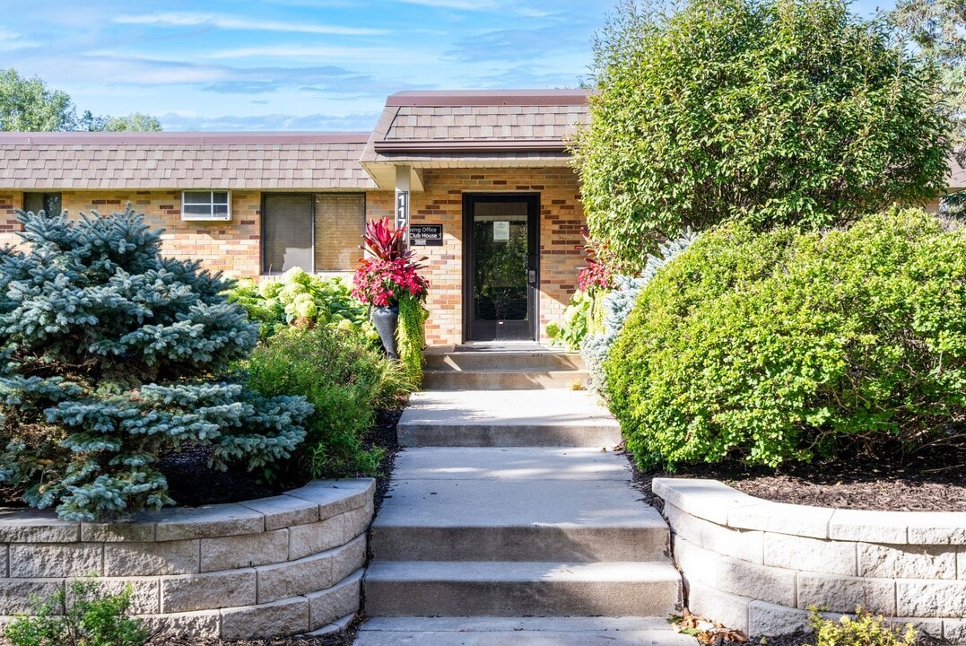 Heritage Heights Apartments in Coon Rapids, MN - Building Photo