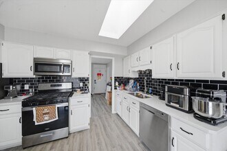 110 Villa Rd in Streamwood, IL - Building Photo - Building Photo