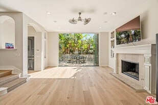 707 Jasmine Ave in Newport Beach, CA - Building Photo