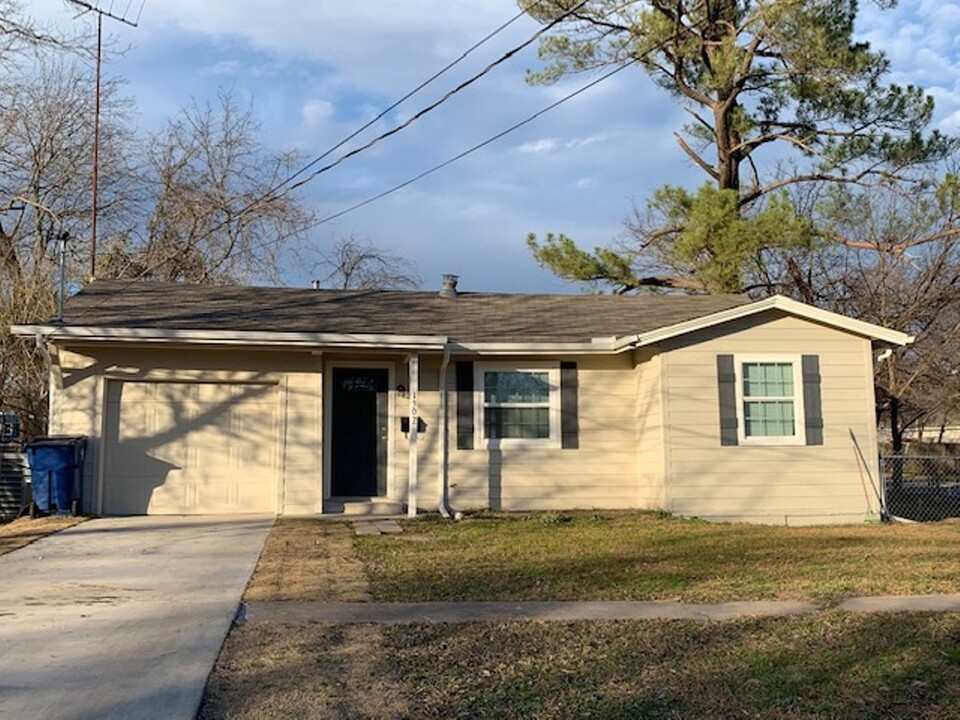 1302 Stanford St in Greenville, TX - Foto de edificio