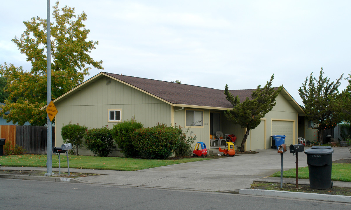 1211 Butte Ct in Santa Rosa, CA - Foto de edificio