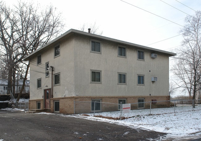 4255 Main St NE in Columbia Heights, MN - Foto de edificio - Building Photo