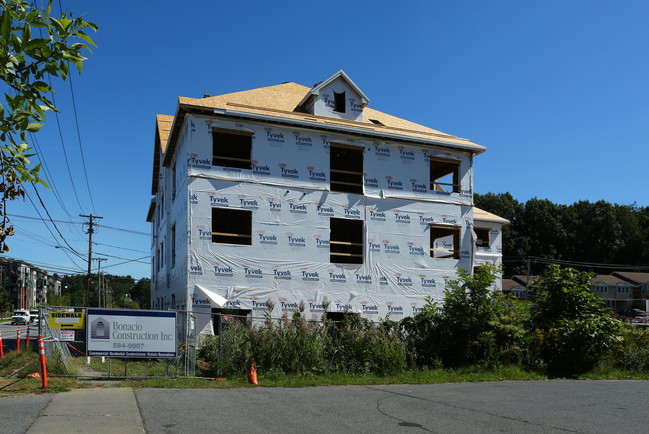 70 Excelsior Ave in Saratoga Springs, NY - Foto de edificio - Building Photo