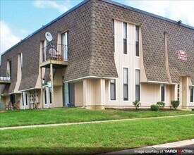 Inverness Apartments in Westville, NJ - Foto de edificio - Building Photo