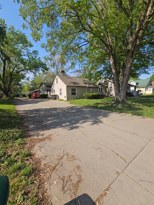 329 W Benton St, Unit 329 W. Benton St. in Iowa City, IA - Building Photo