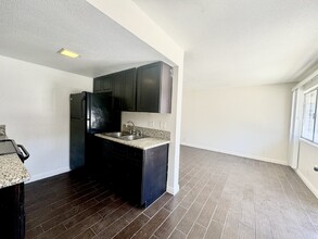 2626 Lynnwood St, Unit 8 in Las Vegas, NV - Building Photo - Building Photo