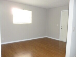 120 Saturn Ln E in Orange Park, FL - Foto de edificio - Building Photo