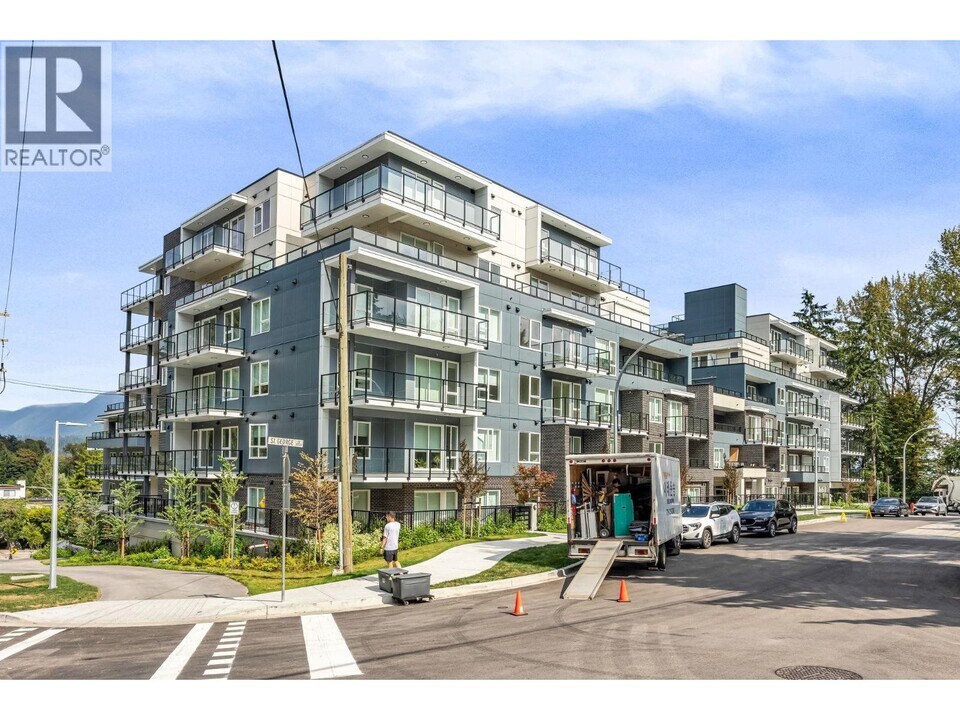 2002 St George St in Port Moody, BC - Building Photo